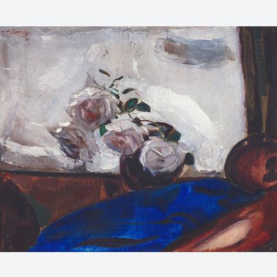 Stilleven met rozen tegen hardblauwe ondergrond