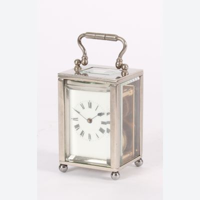 Een fraai Frans miniatuur reisklokje met vernikkelde kast, circa 1925.