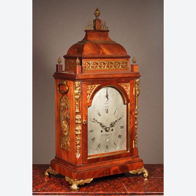 Een Engelse mahonie tafelklok van James Crossley London, circa 1780