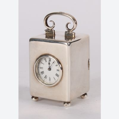 Een aantrekkelijk Engels miniatuur zilveren reisklokje gemerkt voor Londen 1901