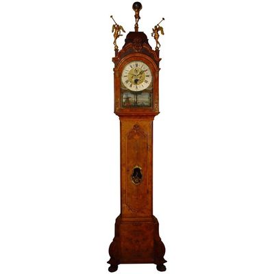 Een Hollands wortelnoten staand horloge met zeldzaam schommelmechaniek M Buys circa 1775