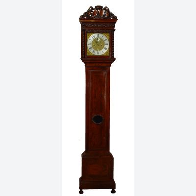 Een vroege Hollandse notenhouten staande klok met snijwerk, door Huijgens, omstreeks 1690