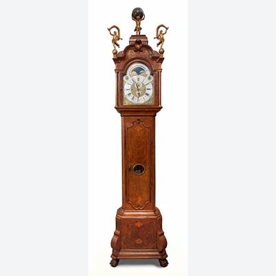 Een Hollandse wortelnoten staande klok met speelwerk, door Gerrit Storm, omstreeks 1735