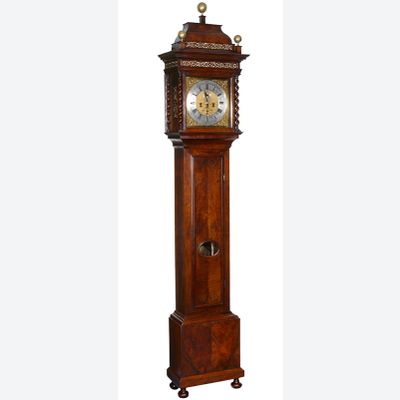 Een mooie Hollandse notenhouten staande klok Pieter Klok Amsterdam circa 1710