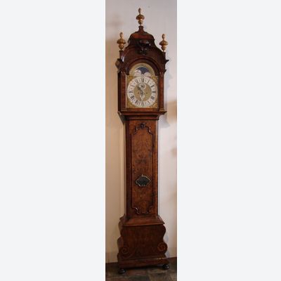 Een mooie Hollandse wortelnoten staande klok J P Kroese Amsterdam circa 1735