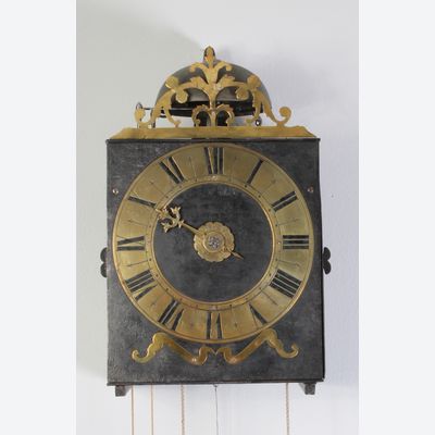 Een vroege Franse provinciale ijzer en messing Morbier wandklok, comstreeks 1735