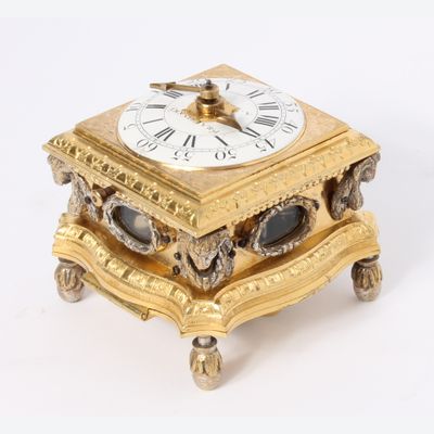 Een kleine horizontale tafelklok met wekker en repetitie, door P.I. Radzinski, omstreeks 1750