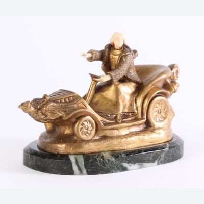 Een Art Deco brons marmer en ivoor beeldje van een auto, circa 1920.