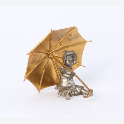 'Zittend meisje met papraplu', verzilverd en verguld bronzen beeldje, circa 1880.
