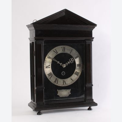 Een Hollandse ebben en verzilverde tafelklok, zogenaamde 'Haagse klok', door Christiaan Reynaert Haghe, omstreeks 1665