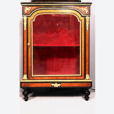 Een Zwitserse amboina vitrinekast, omstreeks 1880