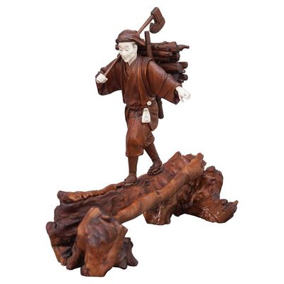 Eine gute und sehr schöne, detailreiche japanische Holzfäller-Skulptur, signiert, um 1900 herum.
