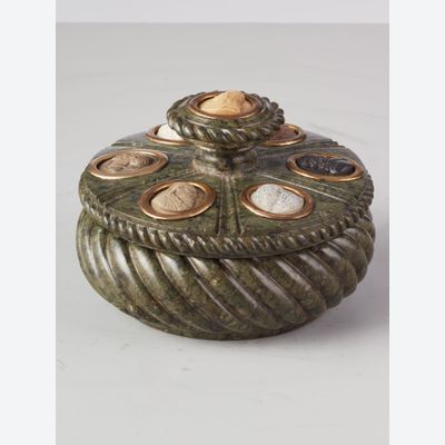 Ein süditalienischer Serpentinmarmor-Tintenfass im Intaglio-Stil des Grand Tours.