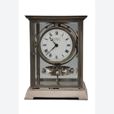 M122 Vernikkelde Art Deco stijl J.L. Reutter 4 zijdig verglaasde Atmos klok, in kleine uitvoering.