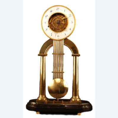 S01 Skeletklok met glazen stolp