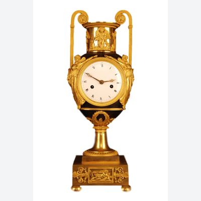 PV04 Vaseshape mantelclock with gilt and patina case