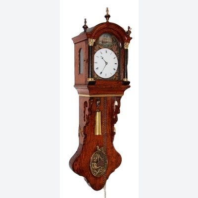 DW31 Zeer bijzonder Fries miniatuur staartklokje, zgn. kantoortje of notarisklok