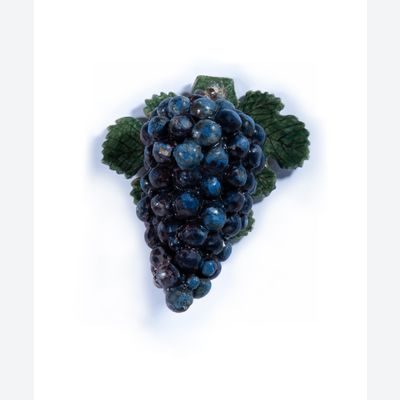 Een Druiventros in Polychroom Delfts Aardewerk