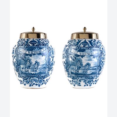 Set van Twee Blauw Witte Delftse Tabakspotten met opschrift 'Het Wiltschut'