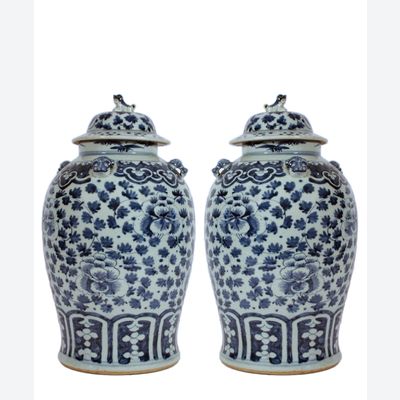 A Pair of Blue Porcelan Vases with Lid