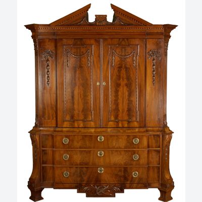 Een Louis XVI Breakfront- Kabinet