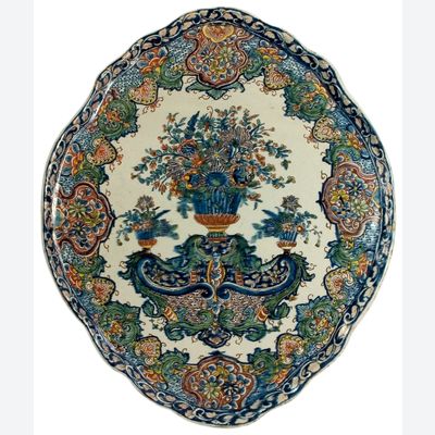 Eine ovale Plakette aus polychromem Delfter Steingut
