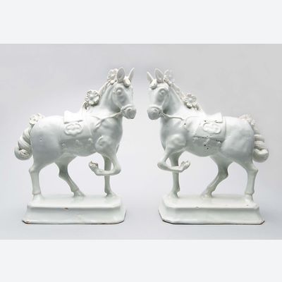 Een Paar Wit Delftse Figuren van Paarden