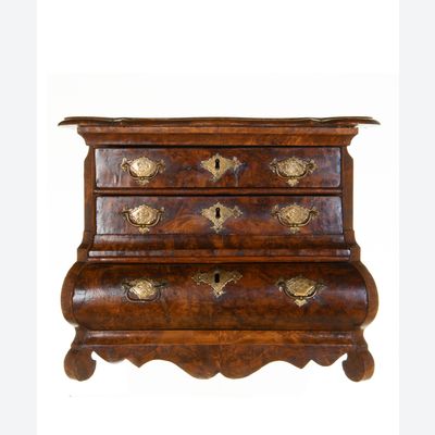 Een Louis XV Miniatuur Commode