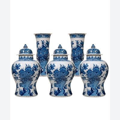 Een Blauw en Wit Vijfdelig Kaststel in Delfts Aardewerk