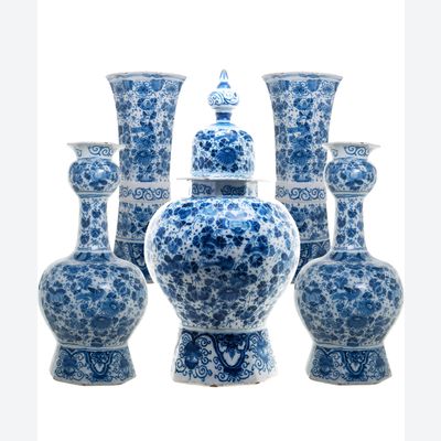 Een Blauw-Wit 5-Delig Kaststel in Delfts Aardewerk