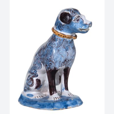 Polychromer Sitzender Hund in Delfter Keramik