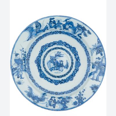 Een Blauw / Witte Delftse Schotel met Chinees Decor