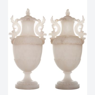 Louis XIX Paar Grote Italiaanse Urnen met Deksel in Albast