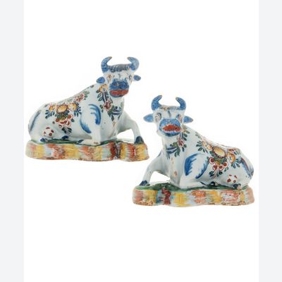 Ein paar polychrome liegende Kühe in Delfter Keramik