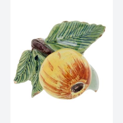 Ein Modell einer Frucht in polychromem Delfter Steingut