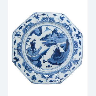 Une soucoupe octogonale avec deux figures bouddhistes