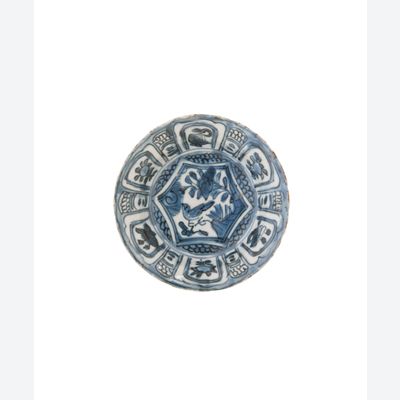 Kratzteller mit Vogel auf Fels