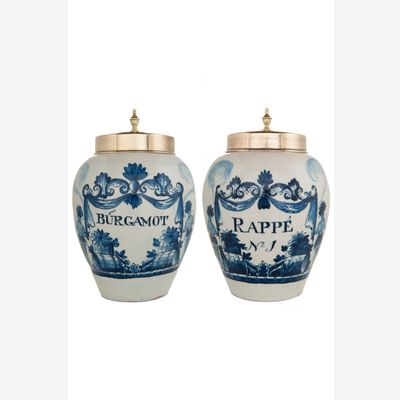 Een Paar Delfts Aardewerk Tabakspotten met Koperen Deksels - 'Burgamot' en 'Rappé'