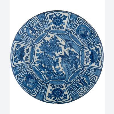 Een Blauw en Wit Delfts 'Aardewerk 'Kraak'- Stijl' Schotel