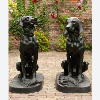 Ein Paar lebensgroße französische Modelle von Hunden mit dem Titel 'Deux Chiens Assis'.