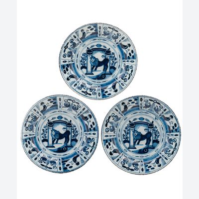 Een Set van Drie Blauw-witte Delftse Schotels