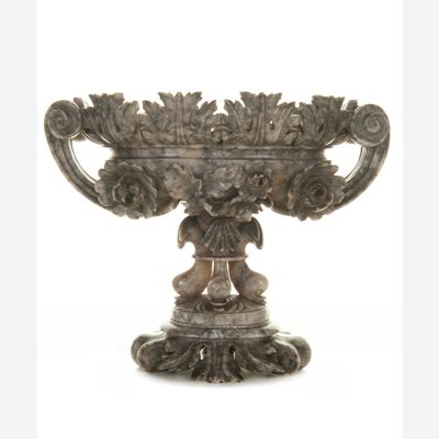 Ein grauer Alabaster-Oval-Coupe