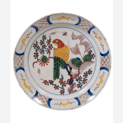 Ein polychromer holländischer Delft-Teller mit einem Papagei.