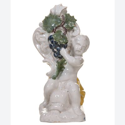 Une statuette en faïence de Schrezheim représentant « l'Automne ».