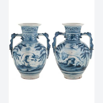 Ein paar zinnglasierte blaue weiße Vasen aus Steingut