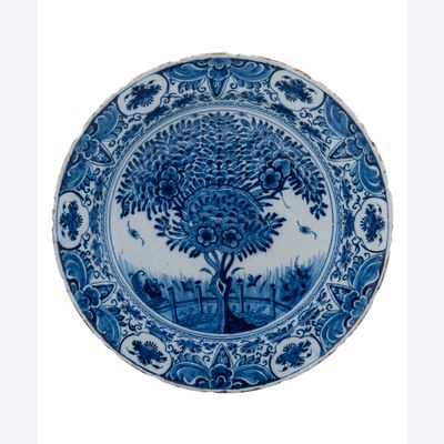 Ein sogenannter 'Teebaum'-Teller aus Delfter Keramik