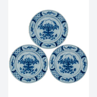 Ein Set von drei Delfter blauen und weißen Tellern