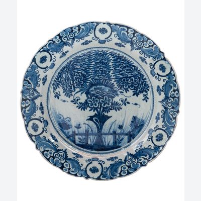 Ein sogenanntes „Tea Tree“-Teller aus Delfter Keramik