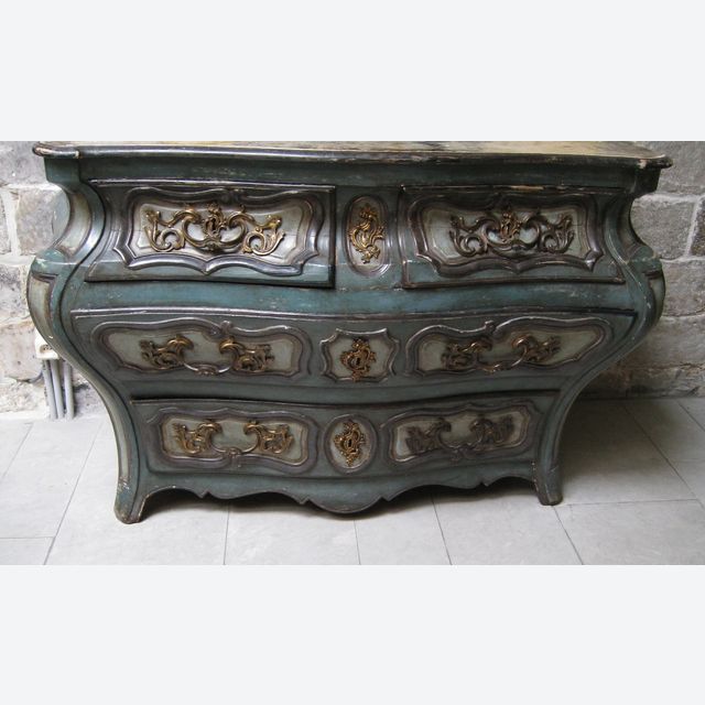 Chest of drawers