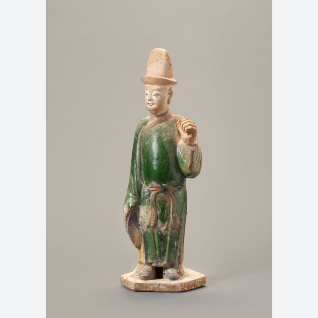 Eine chinesische grün glasierte Tonfigur eines Grabwächters
